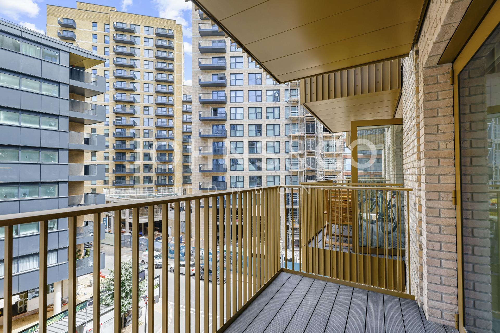 Flat Kew Bridge in Greater London