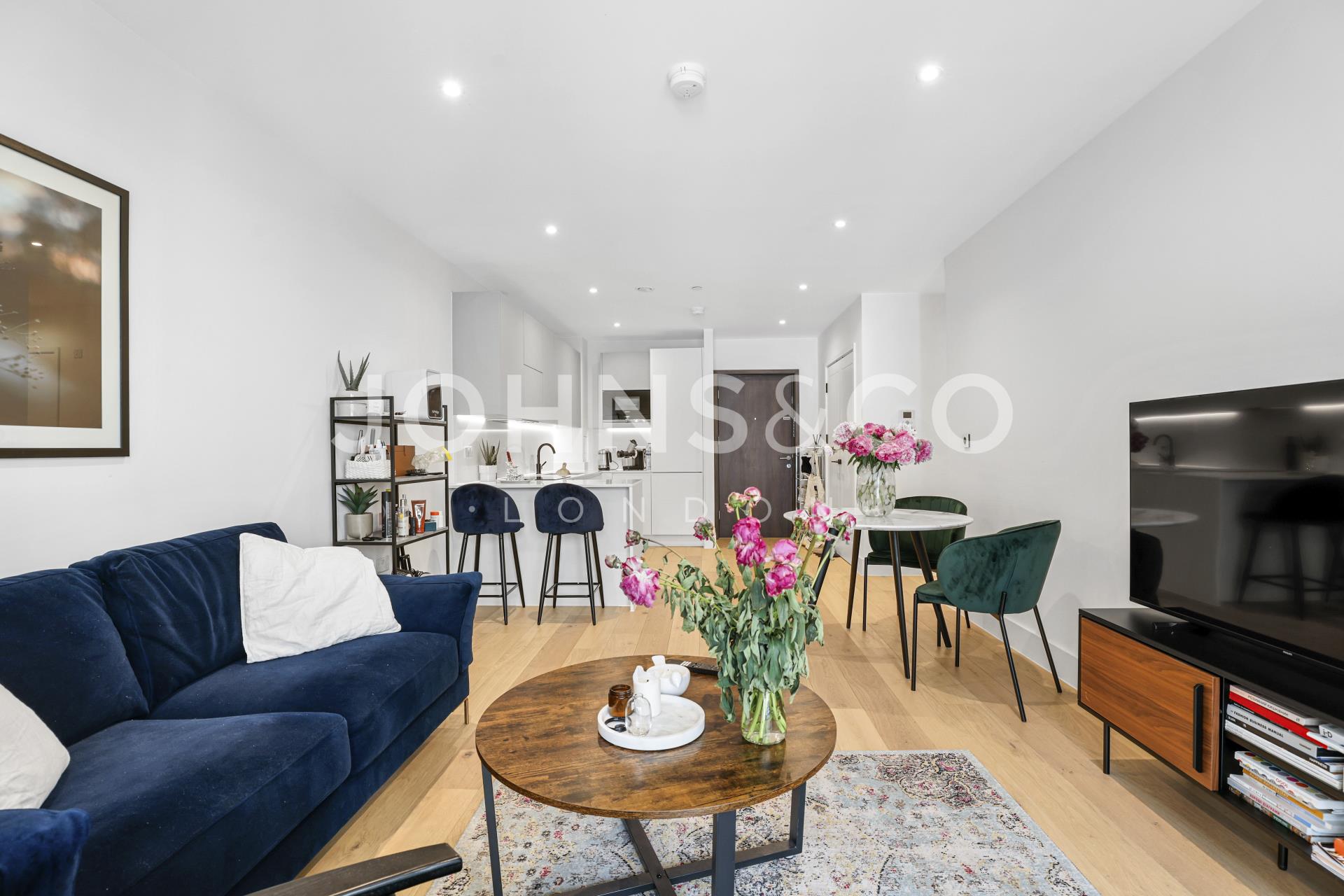 Flat Kew Bridge in Greater London