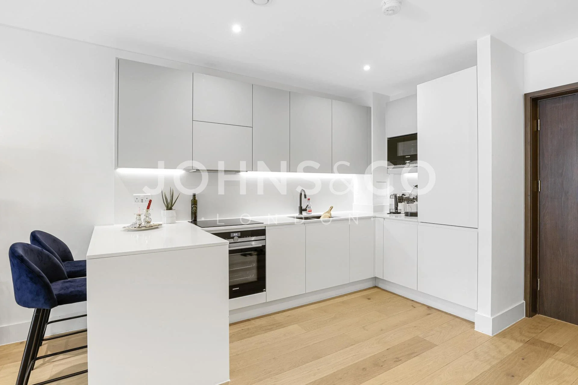 Flat Kew Bridge in Greater London