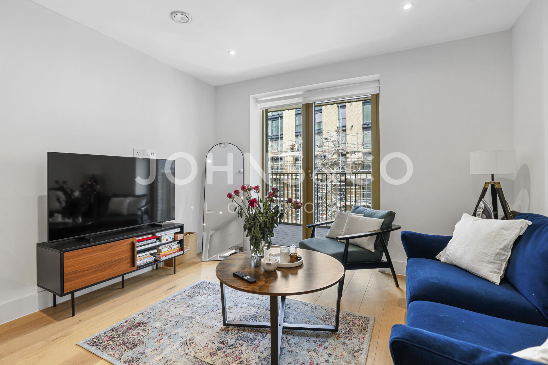 Flat Kew Bridge in Greater London