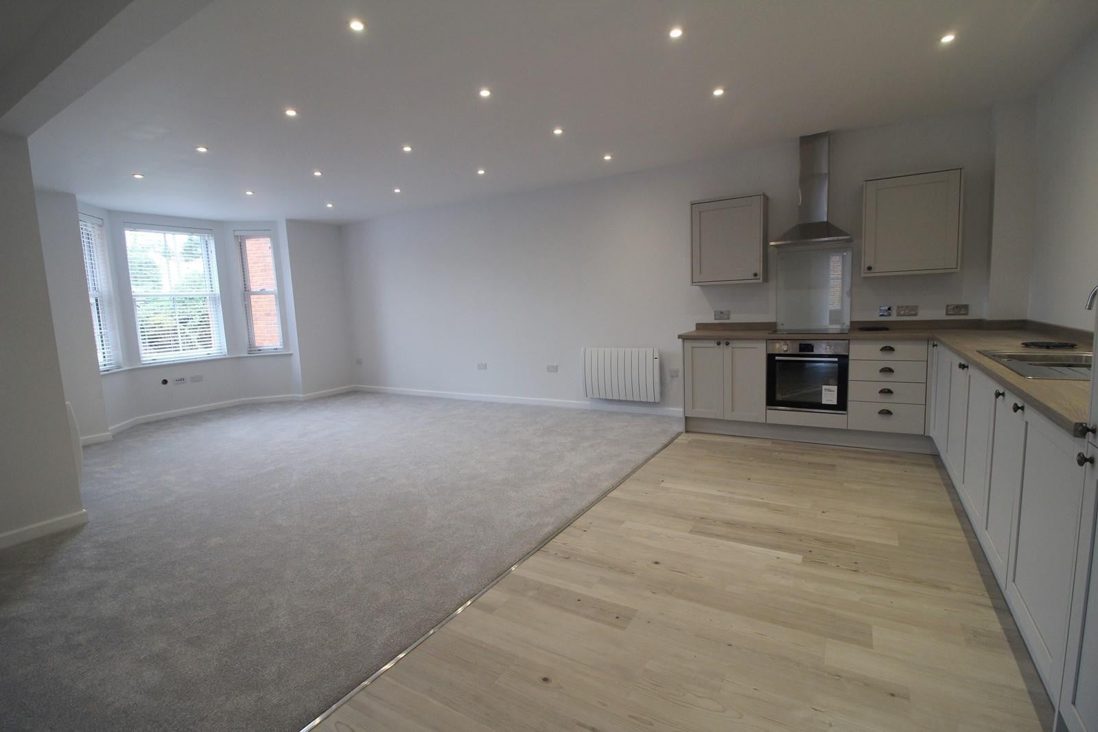 Flat Crichton Court in Mortimer