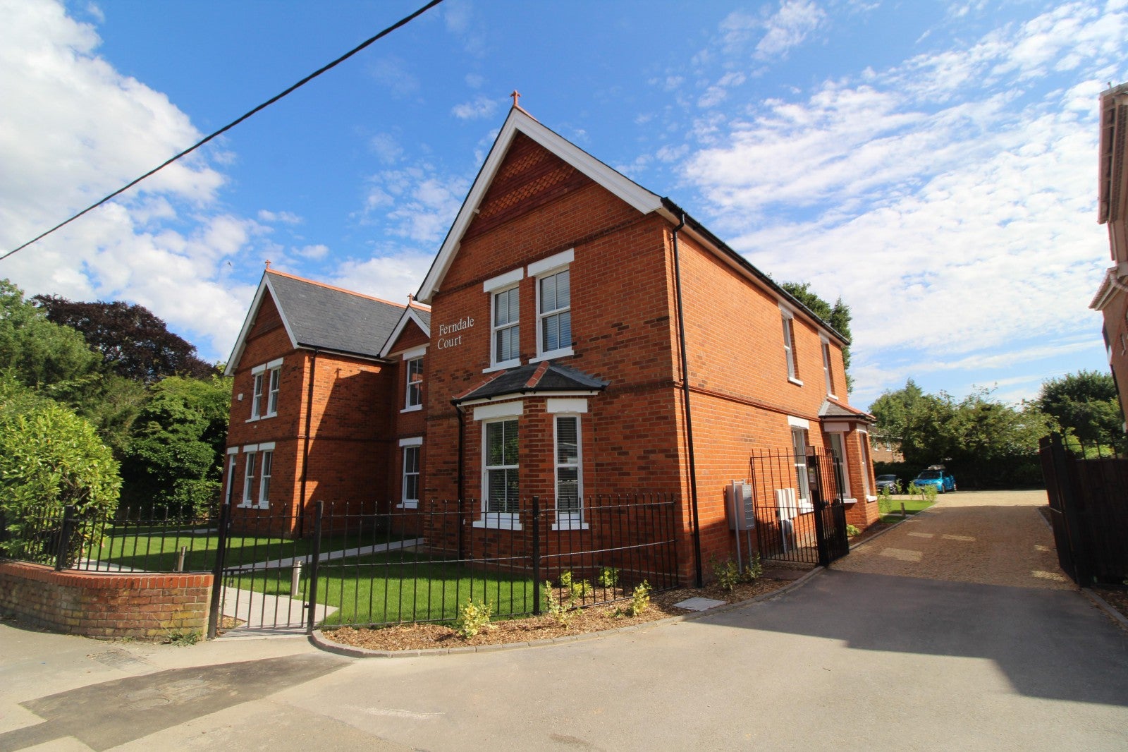 Flat Crichton Court in Mortimer