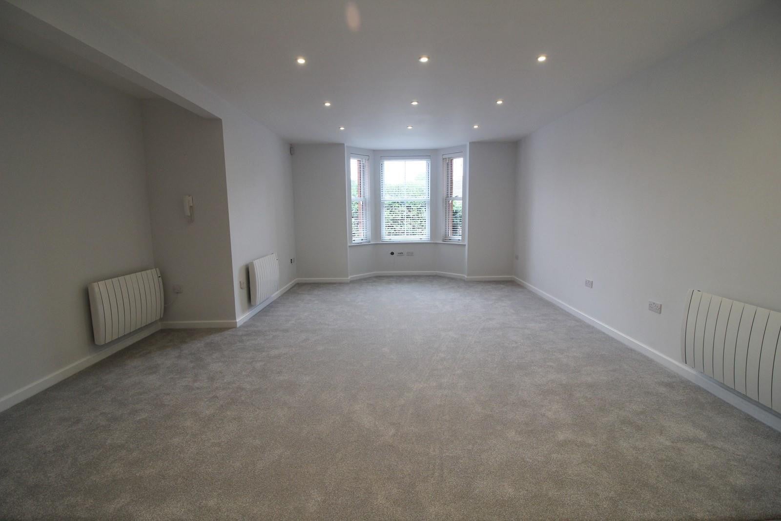 Flat Crichton Court in Mortimer