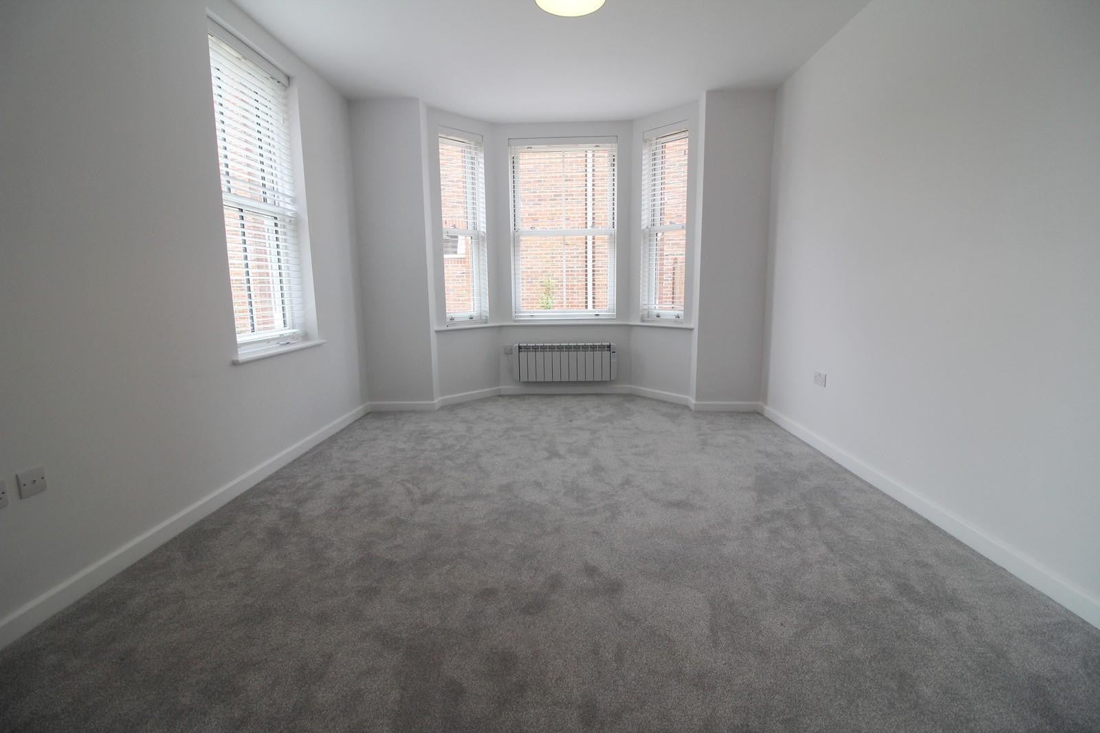 Flat Crichton Court in Mortimer
