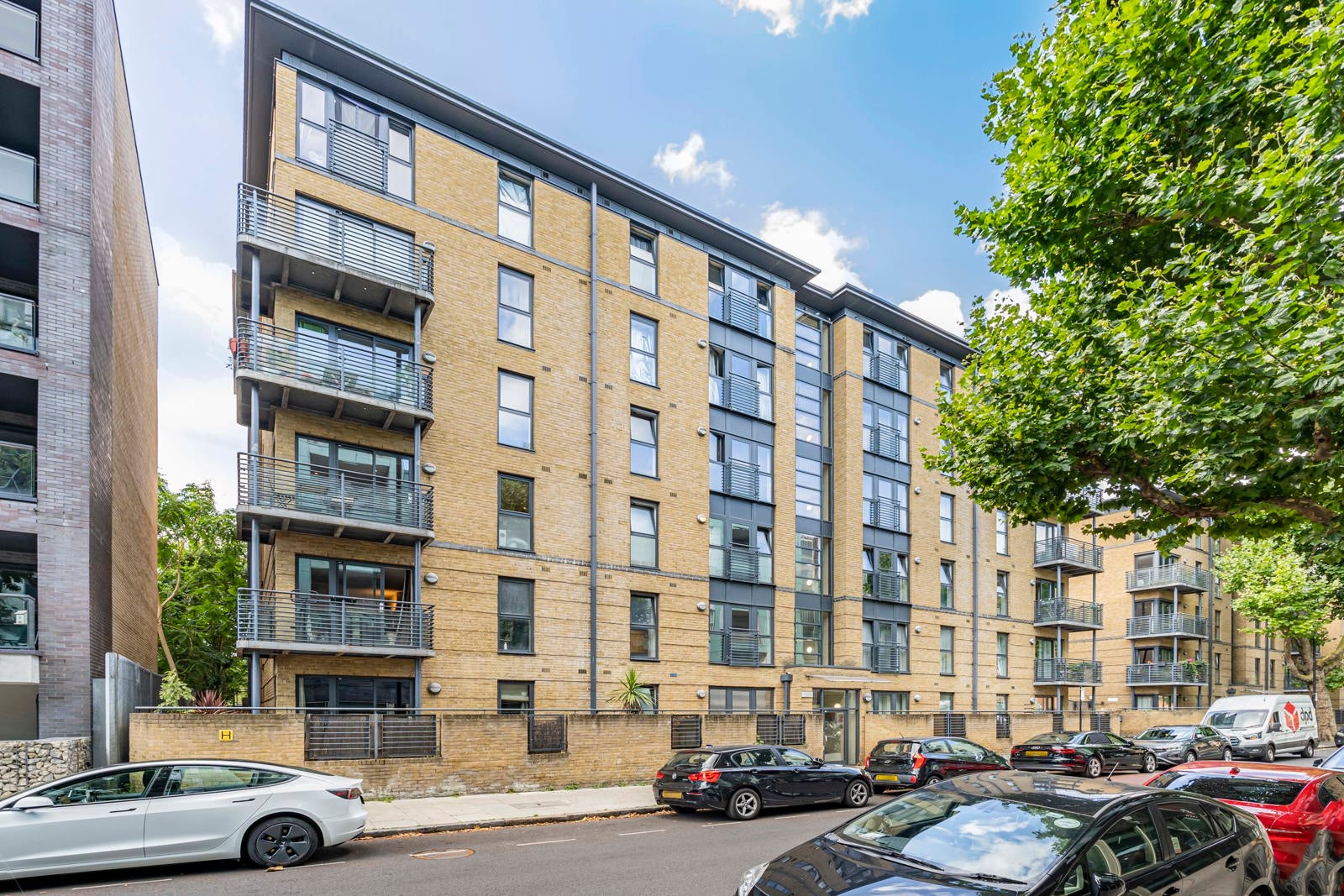 Flat Spa Road in Greater London