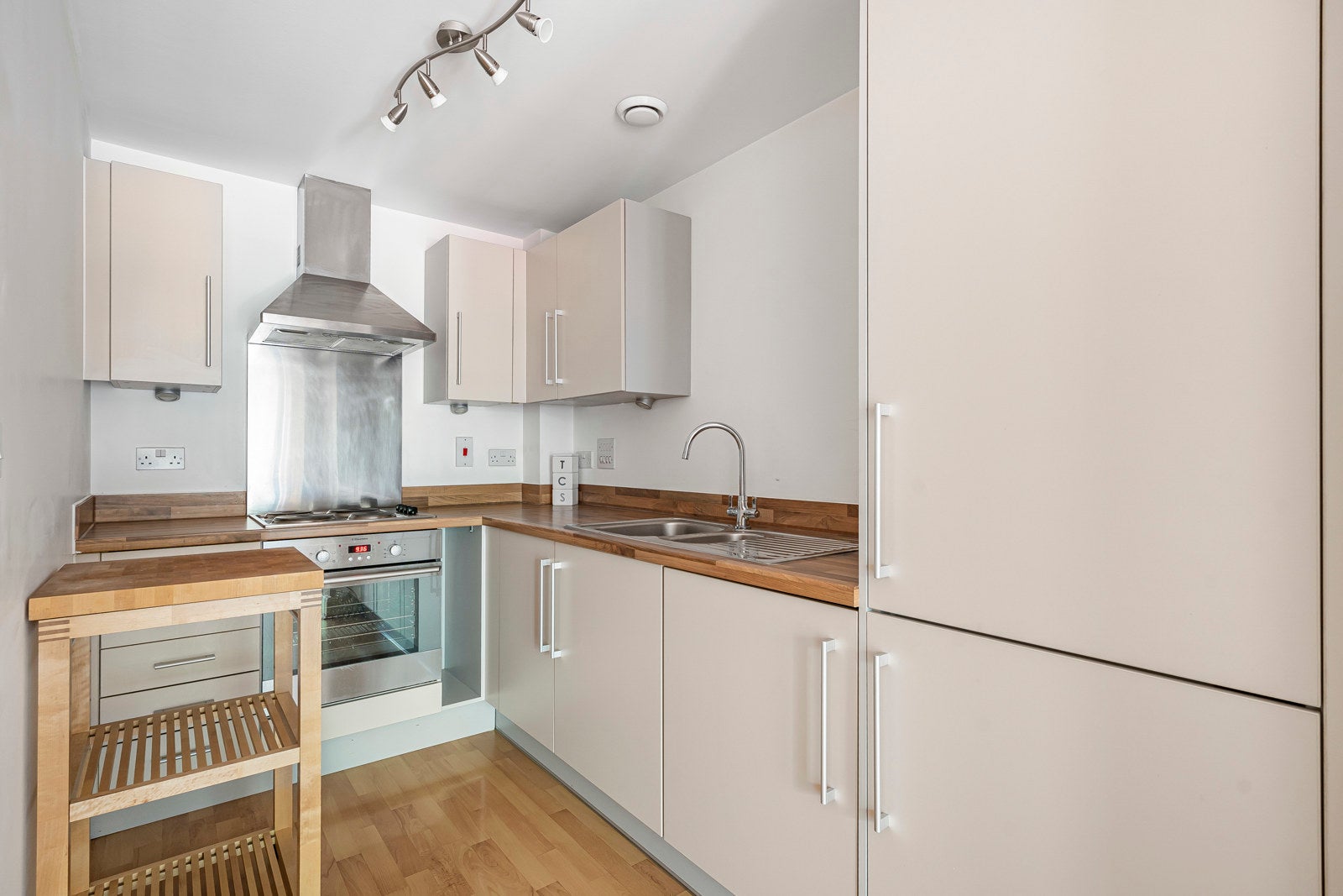 Flat Spa Road in Greater London