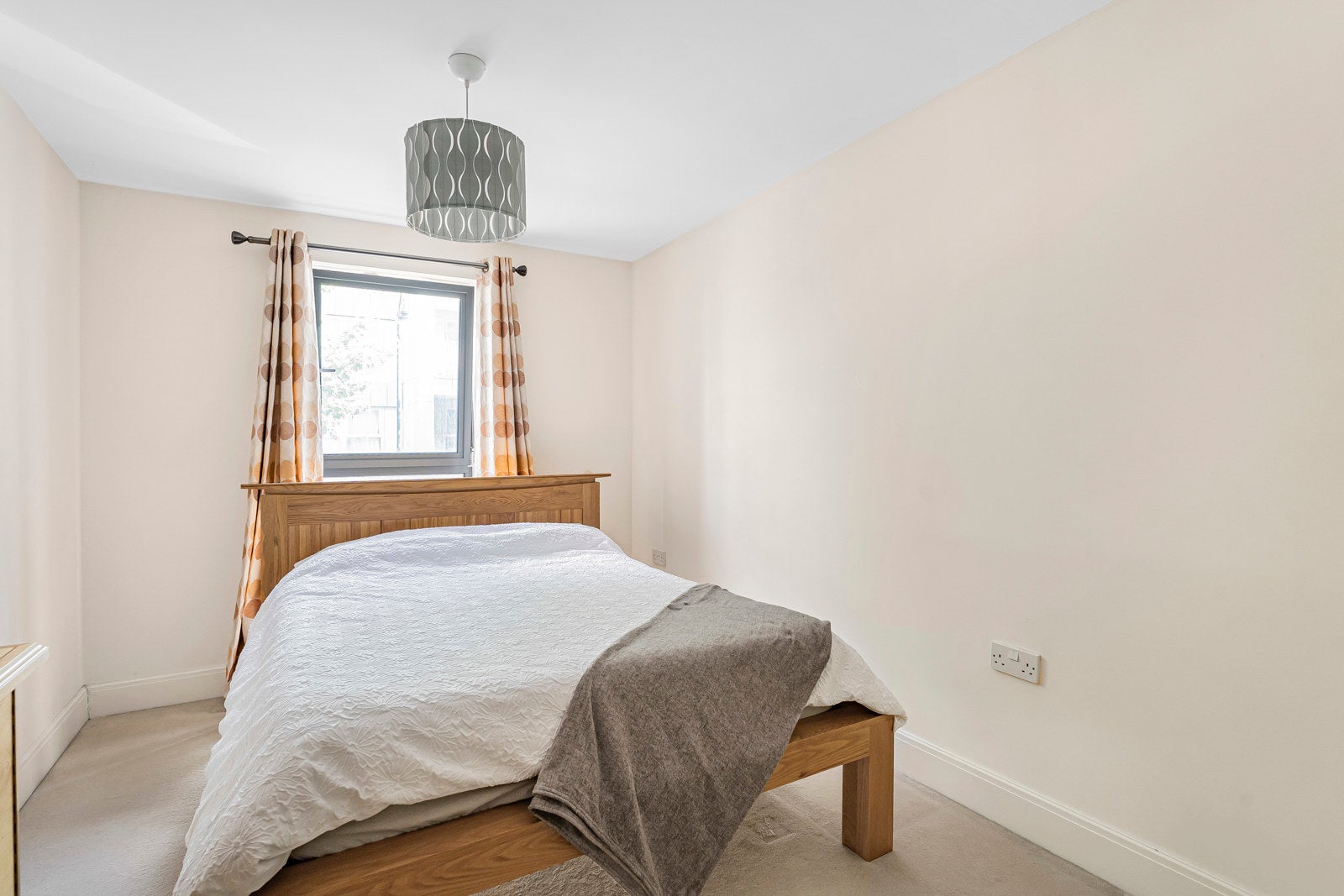Flat Spa Road in Greater London