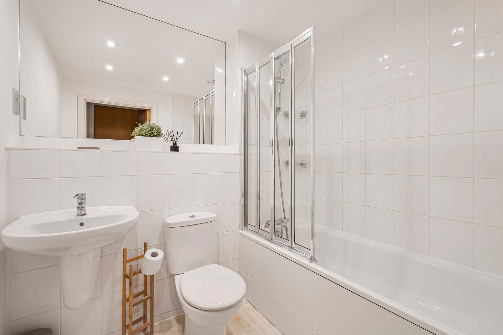 Flat Spa Road in Greater London