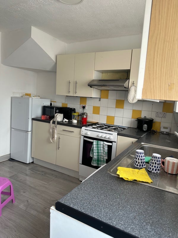 Room Farnham Road in Slough