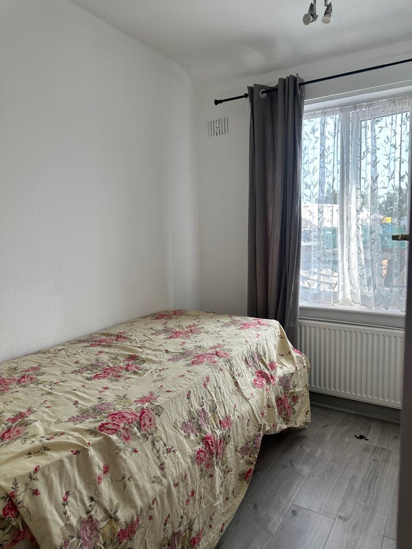 Room Farnham Road in Slough