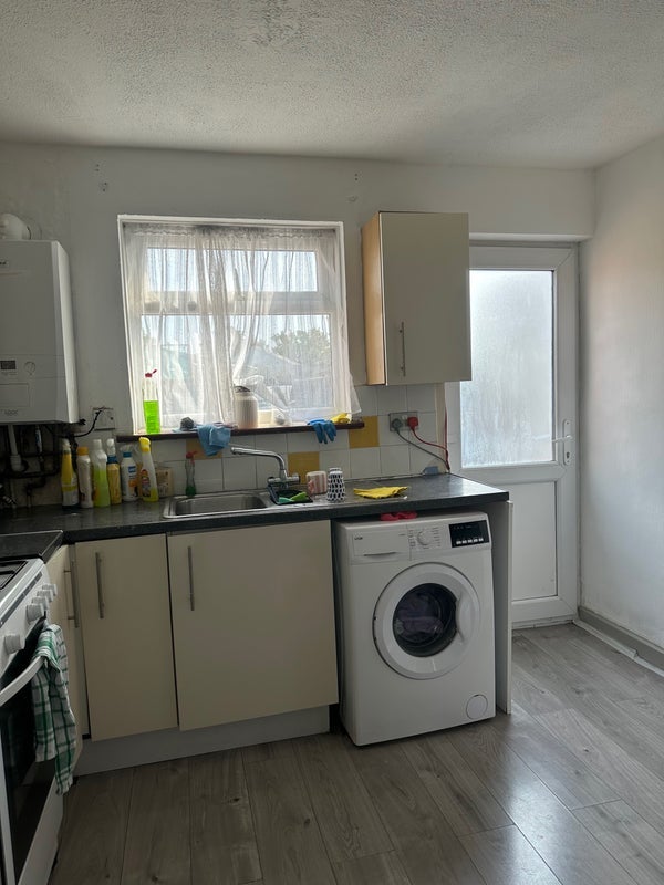 Room Farnham Road in Slough