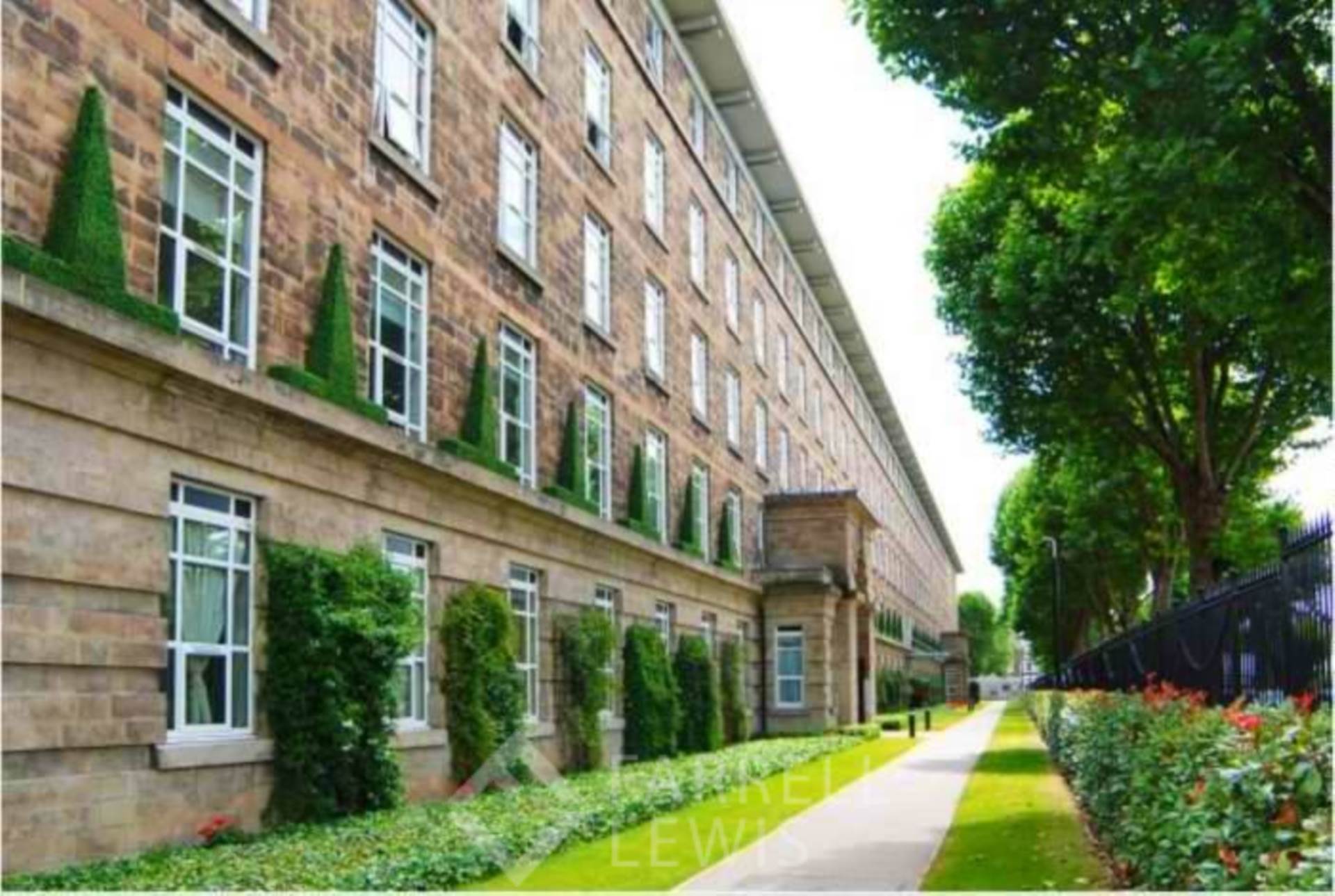 Flat Bromyard Avenue in Greater London