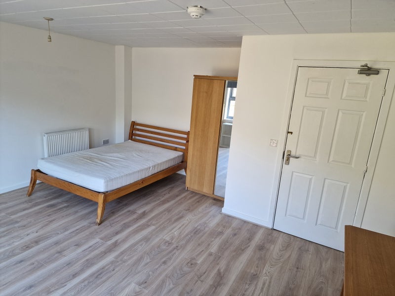 Room Windmill Road in Slough