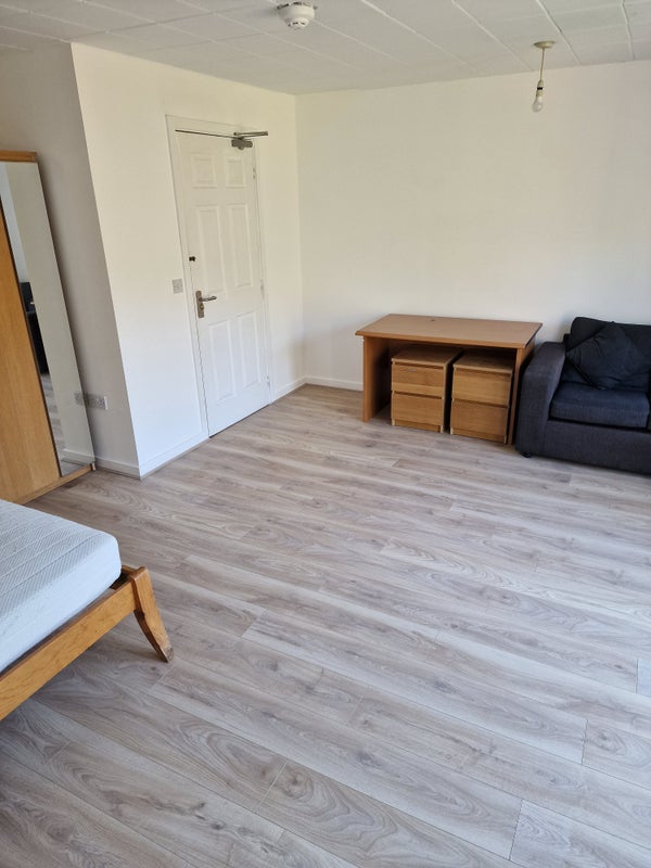 Room Windmill Road in Slough