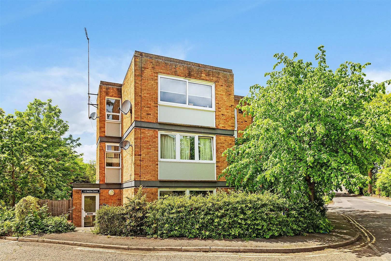 Flat Gipsy Lane in Greater London