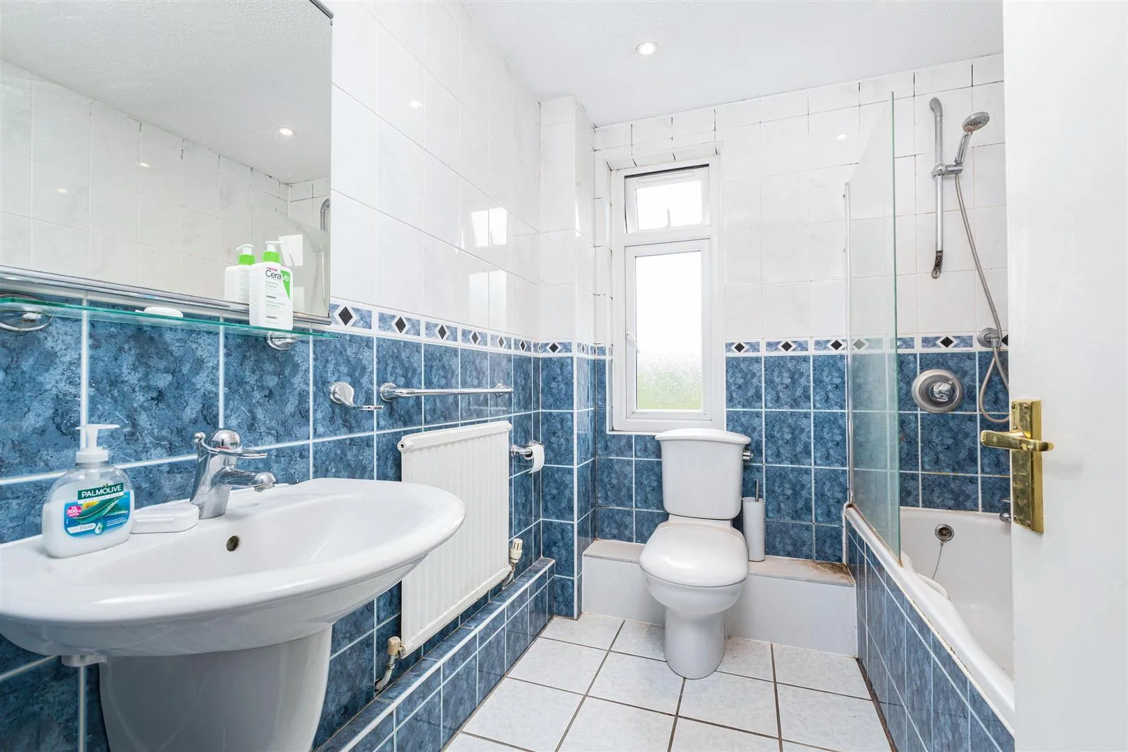 Flat Gipsy Lane in Greater London