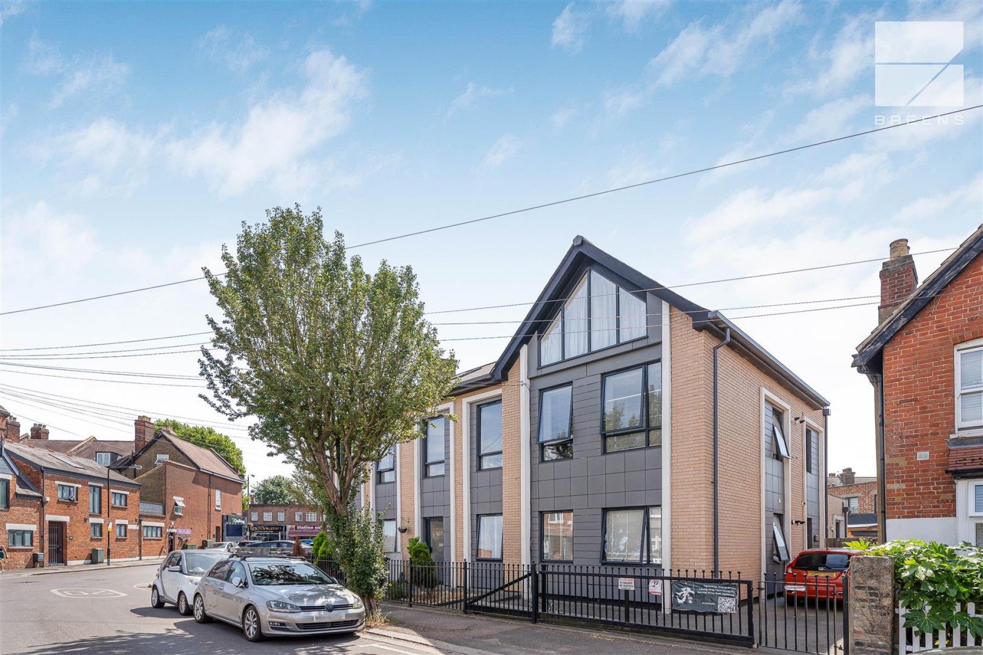 Flat Willow Street in Greater London