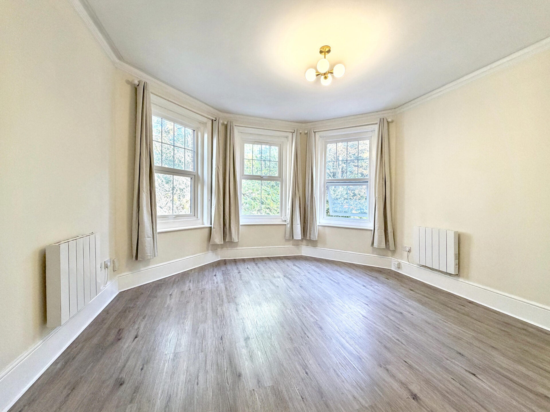 Flat Upper Brighton Road in Greater London