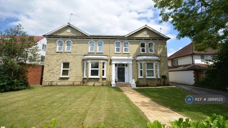 Flat Coombe Lane in Greater London