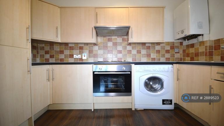 Flat Coombe Lane in Greater London