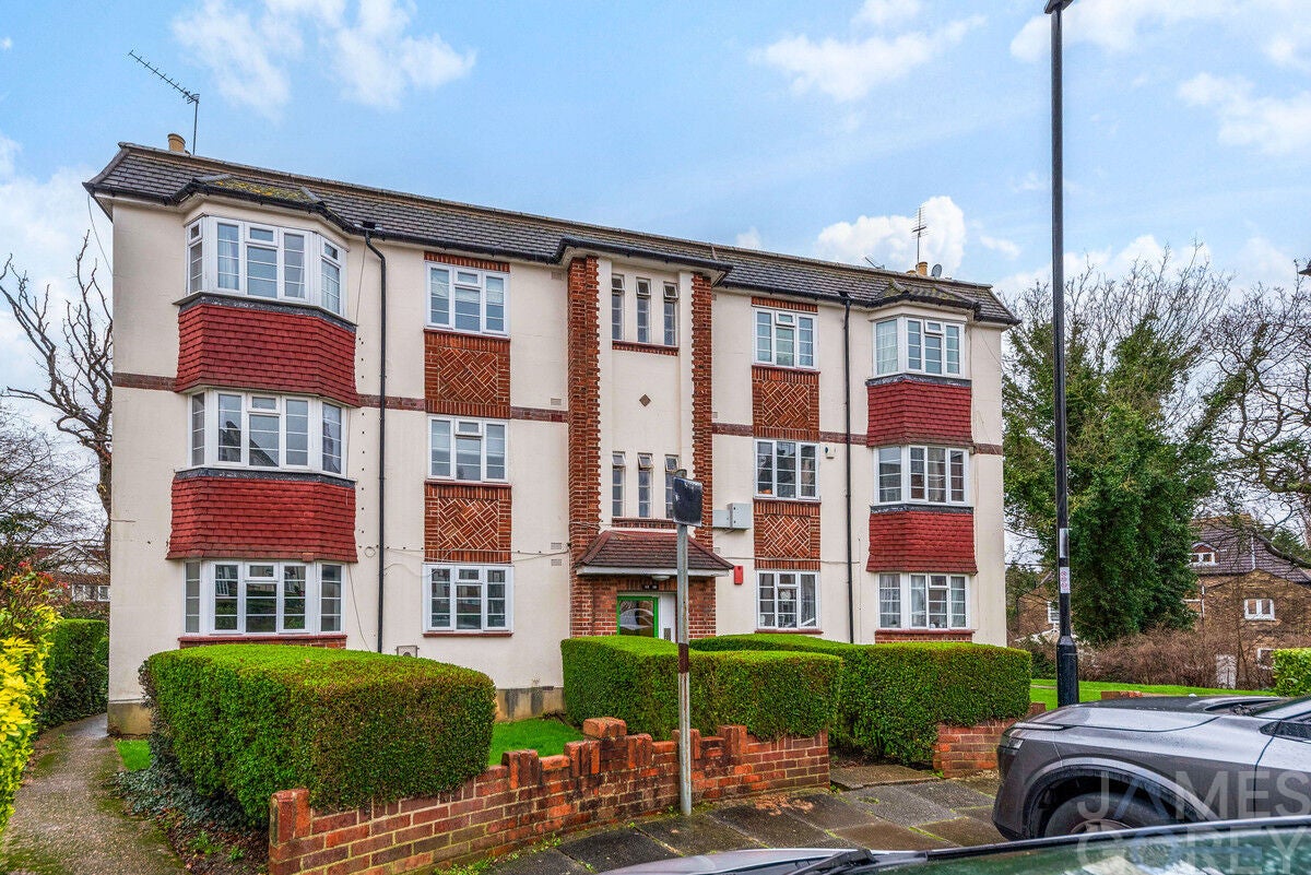 Flat Amblecote Close in Greater London