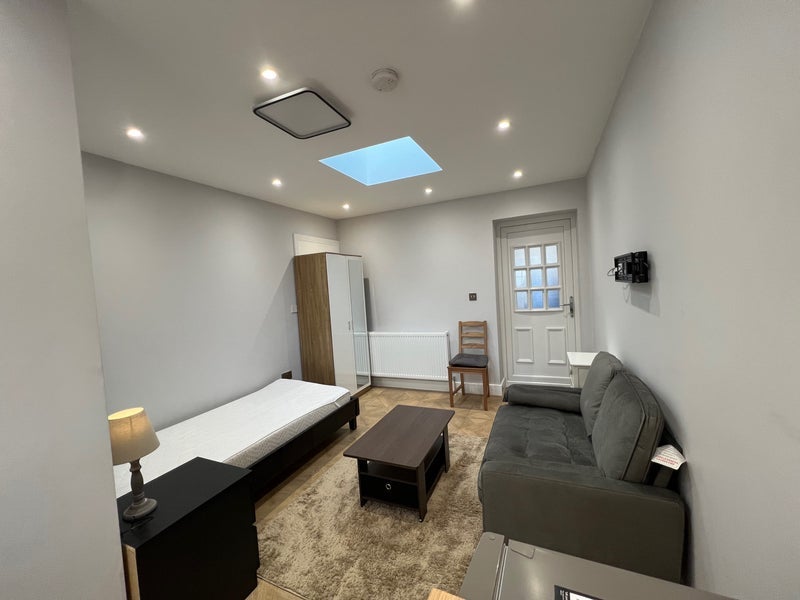 Flat Westgate Crescent in Slough
