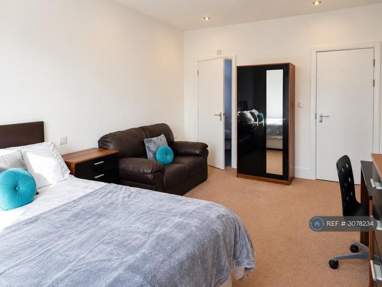 Room Oak Tree Lane in Birmingham