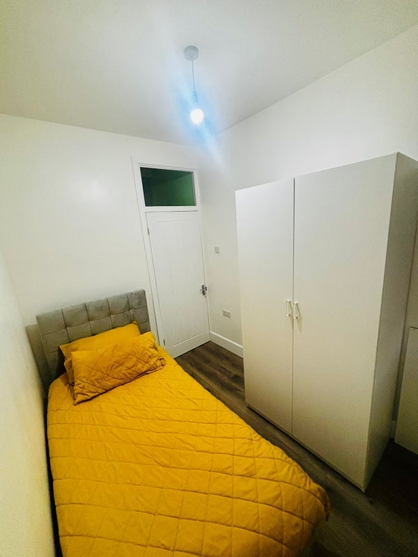 Room Headcorn Road in Greater London