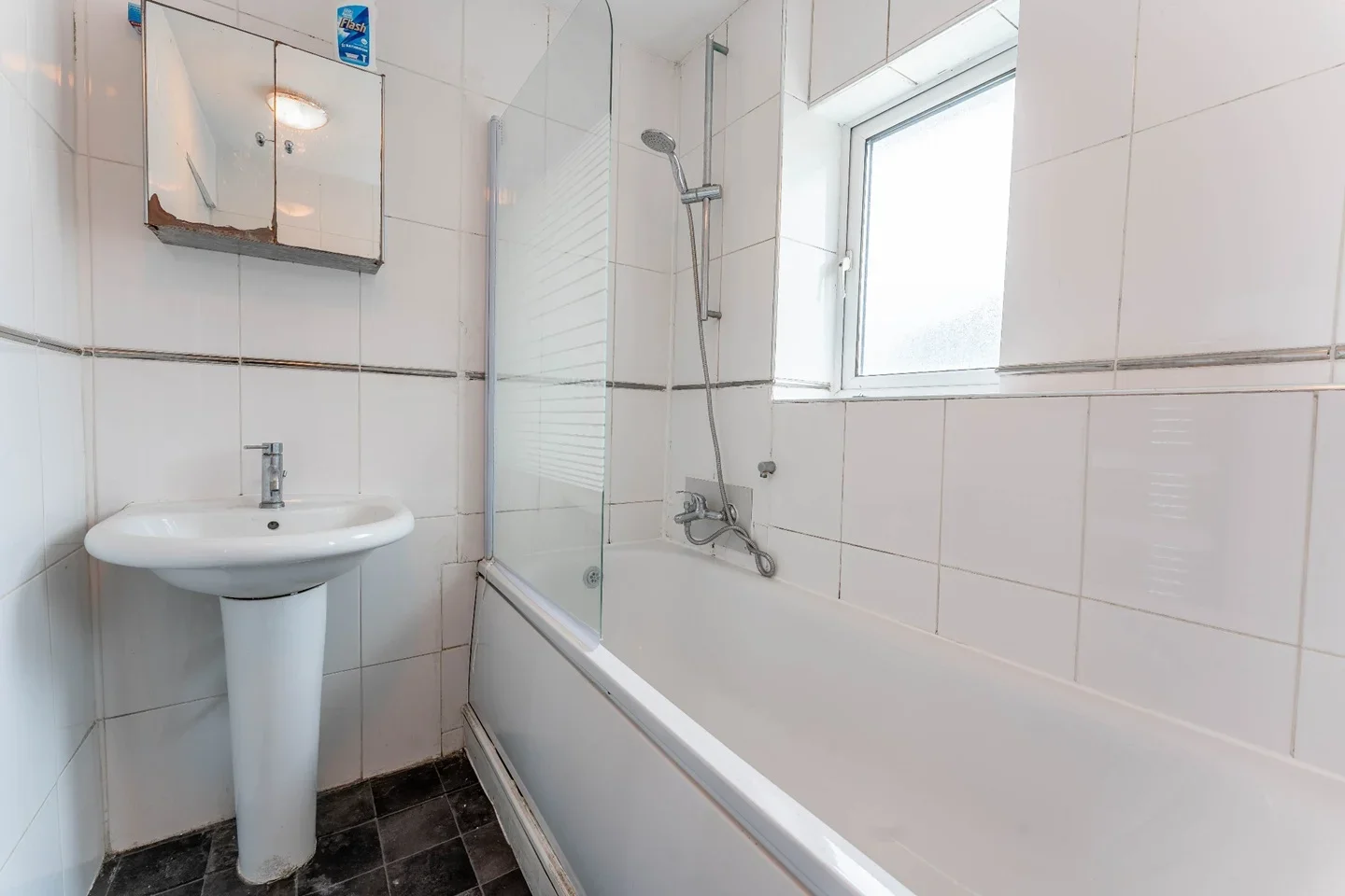 Room Dee Street in Greater London