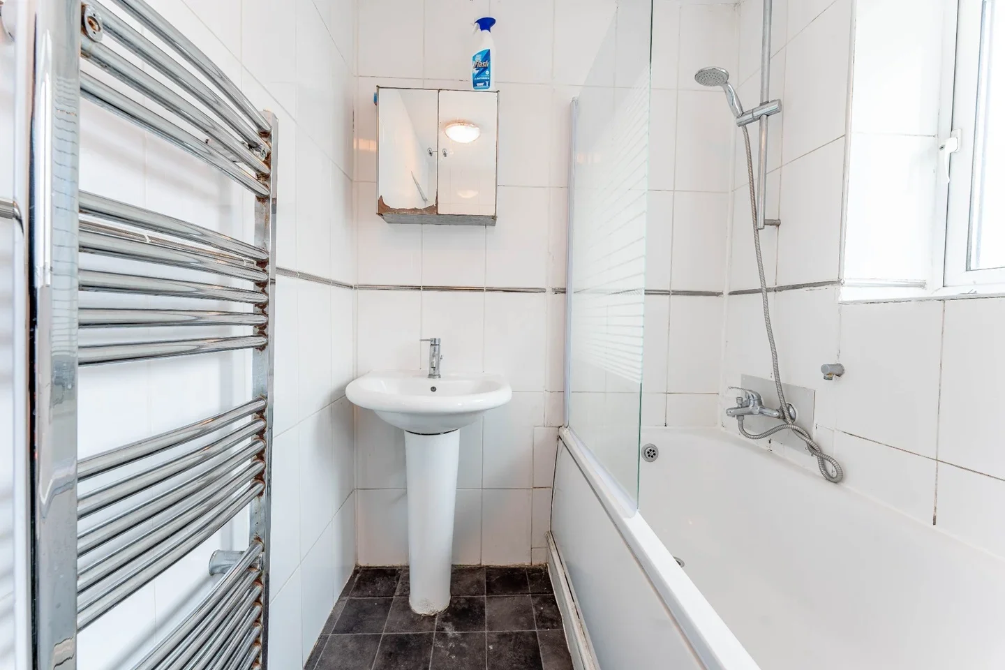Room Dee Street in Greater London