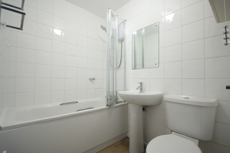 Flat Midhope Road in Woking