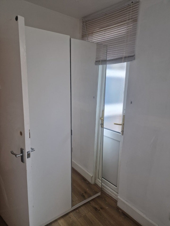 Flat Tubbs Road in Greater London