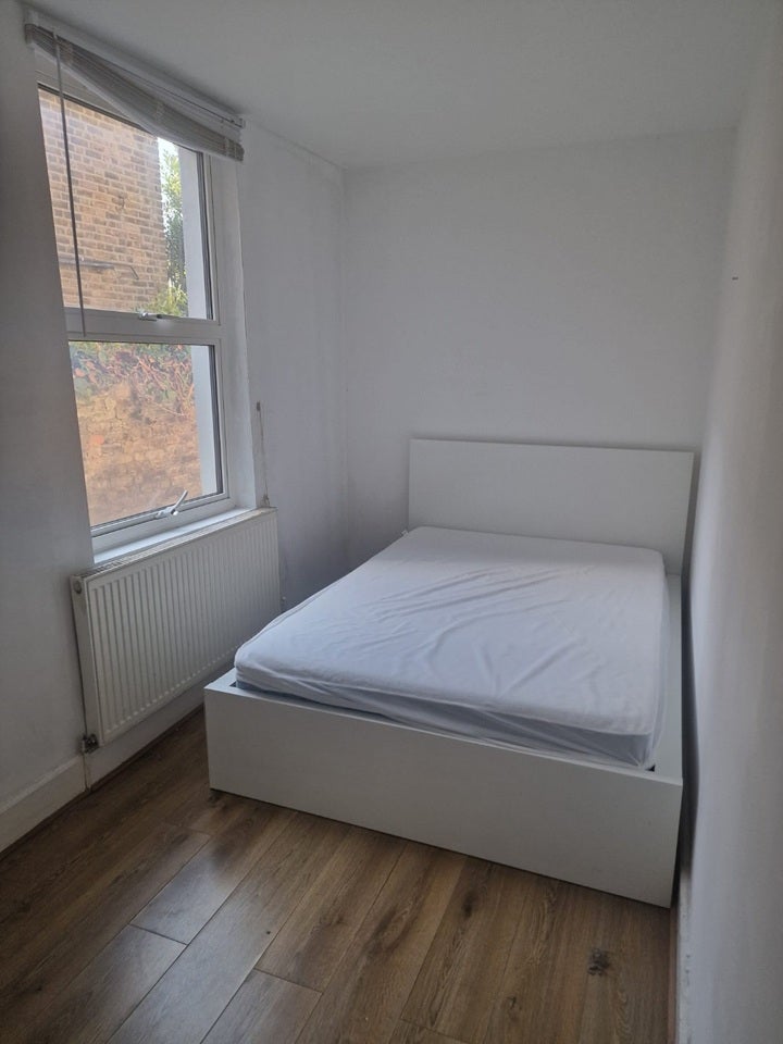 Flat Tubbs Road in Greater London
