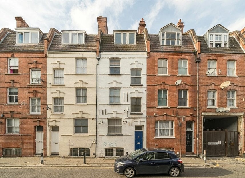 Flat Settles Street in Greater London
