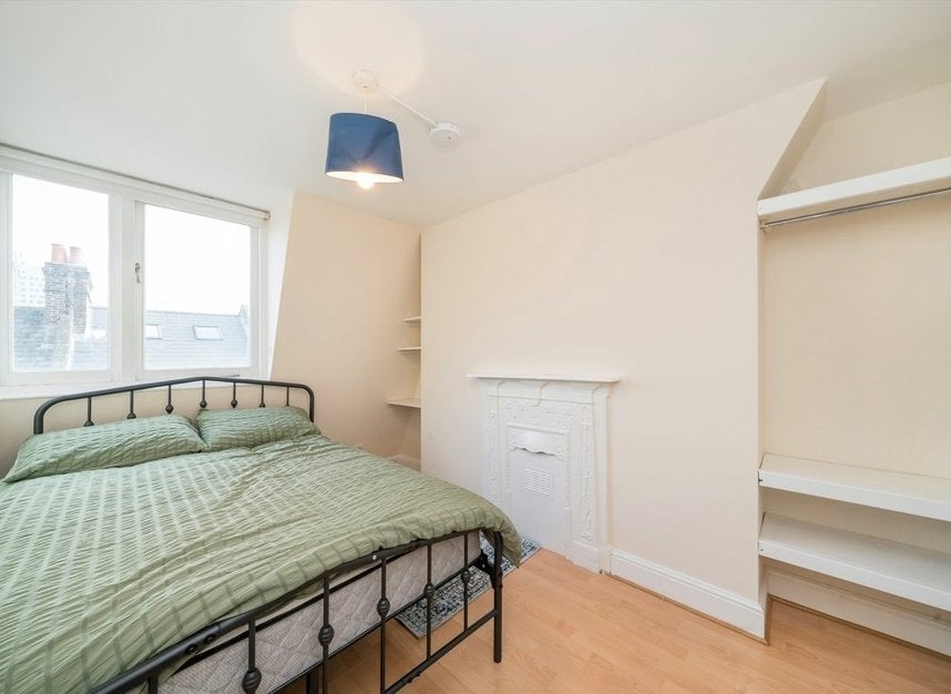 Flat Settles Street in Greater London