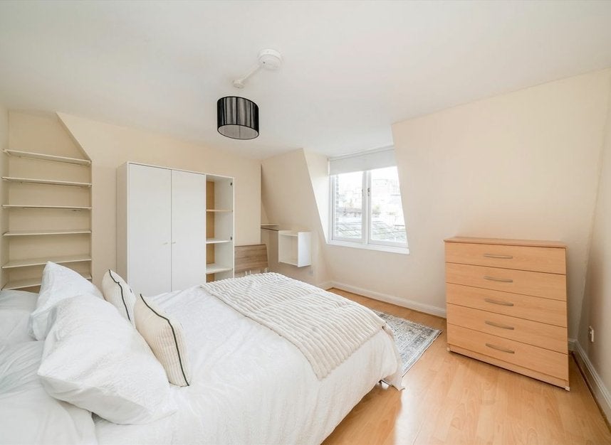 Flat Settles Street in Greater London