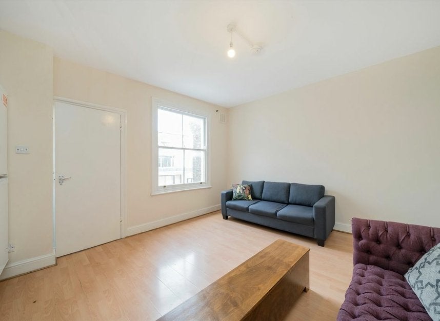Flat Settles Street in Greater London