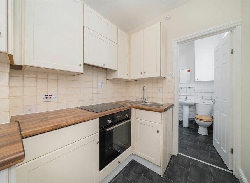 Flat Settles Street in Greater London