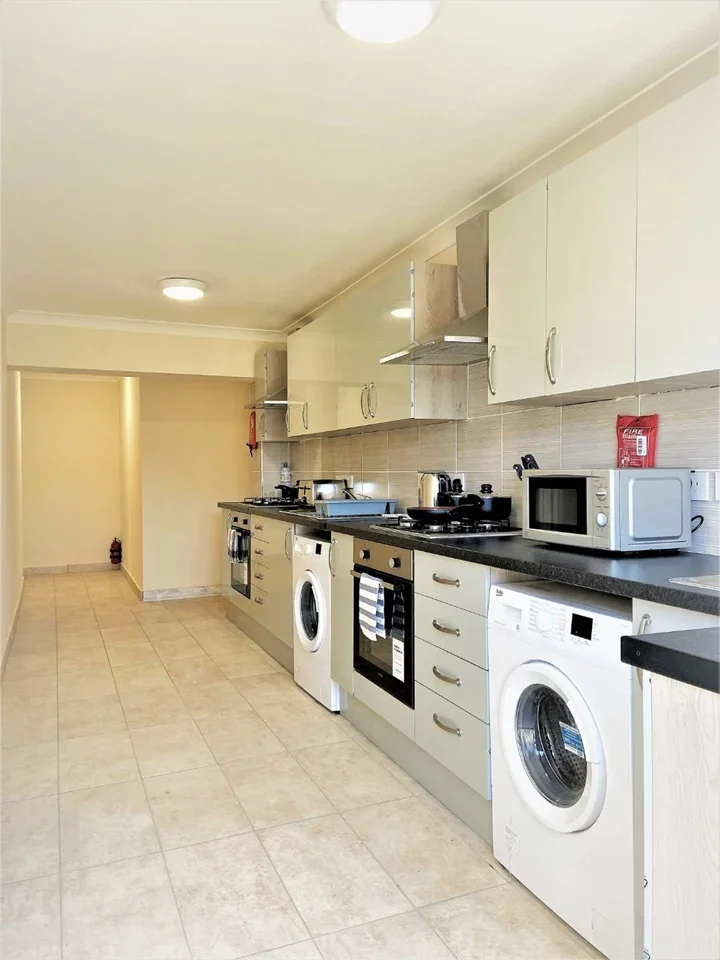 Room Bath Road in Greater London
