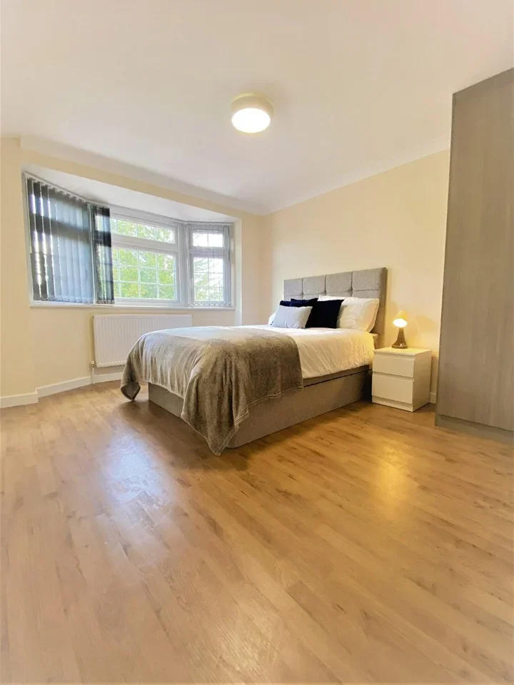 Room Bath Road in Greater London