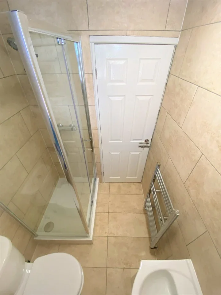 Room Bath Road in Greater London