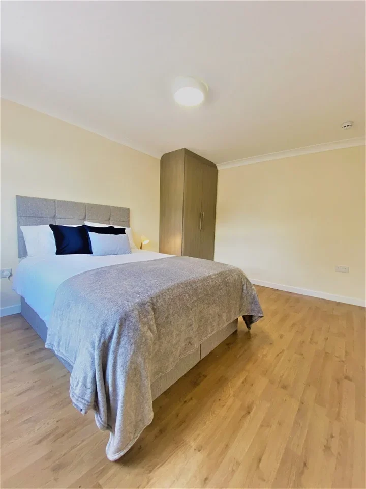 Room Bath Road in Greater London