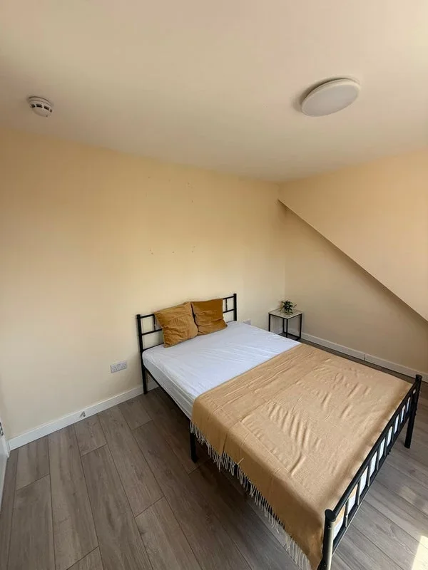 Room Beresford Avenue in Greater London