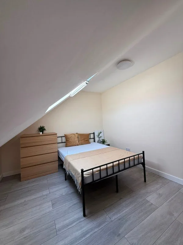 Room Beresford Avenue in Greater London