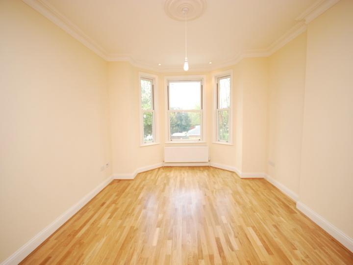 Flat Oakwood Avenue in Greater London
