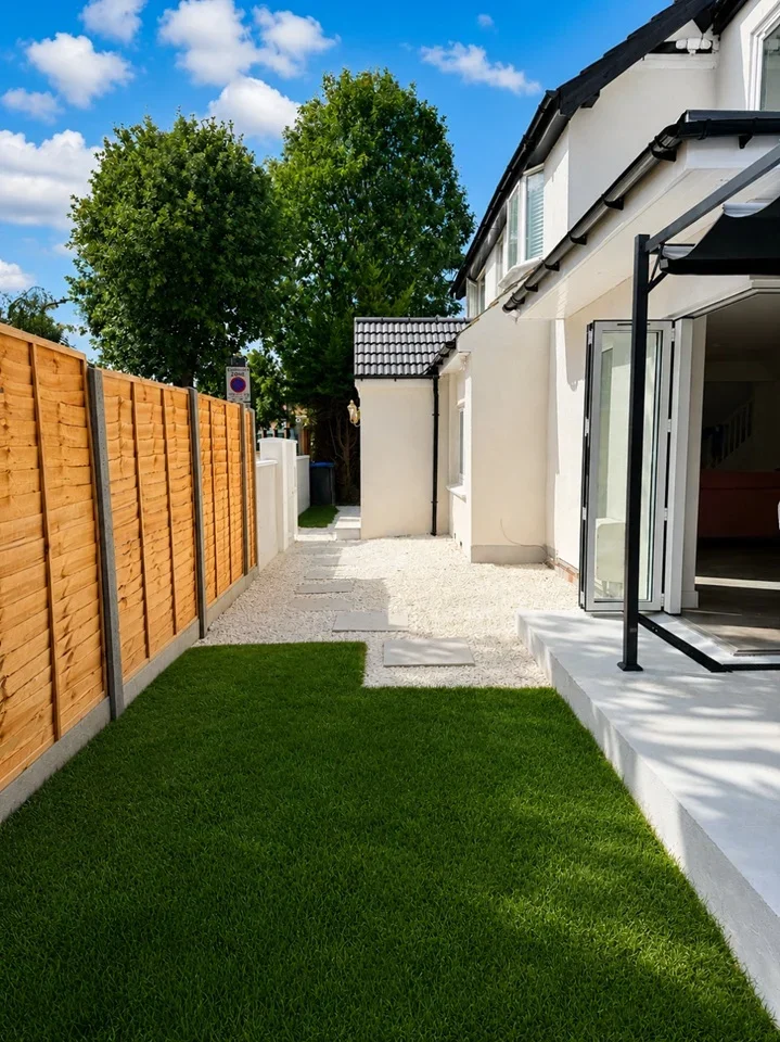 House Charterhouse Avenue in Greater London