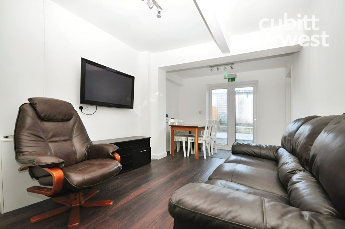 Room Wheatcroft Grove in Rainham