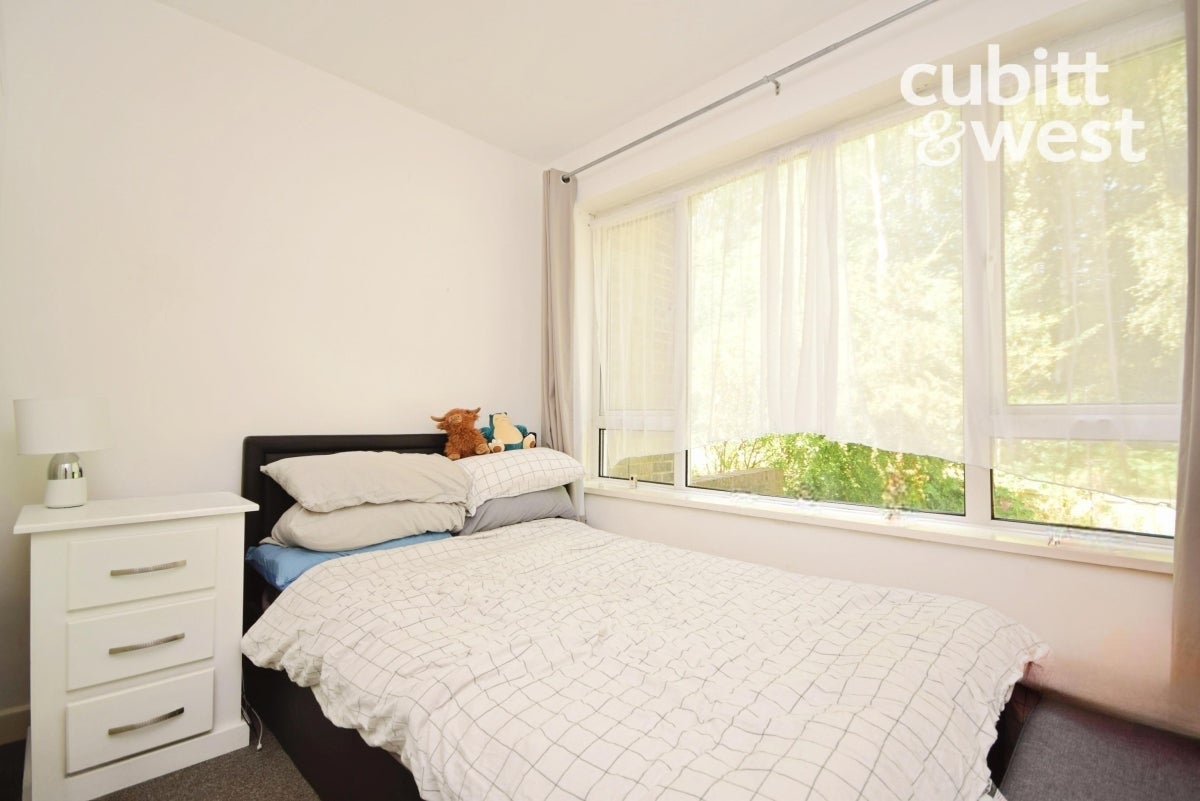 Room Wheatcroft Grove in Rainham