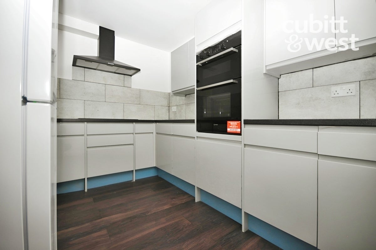 Room Wheatcroft Grove in Rainham