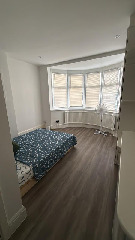 Room Hanover Road in Greater London